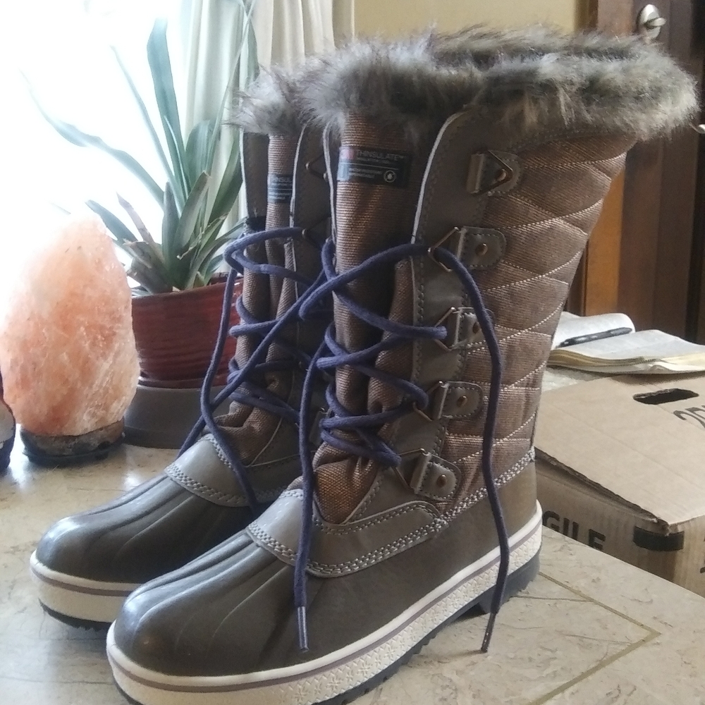 Sorrel waterproof boots w/fuzzy liner throughout